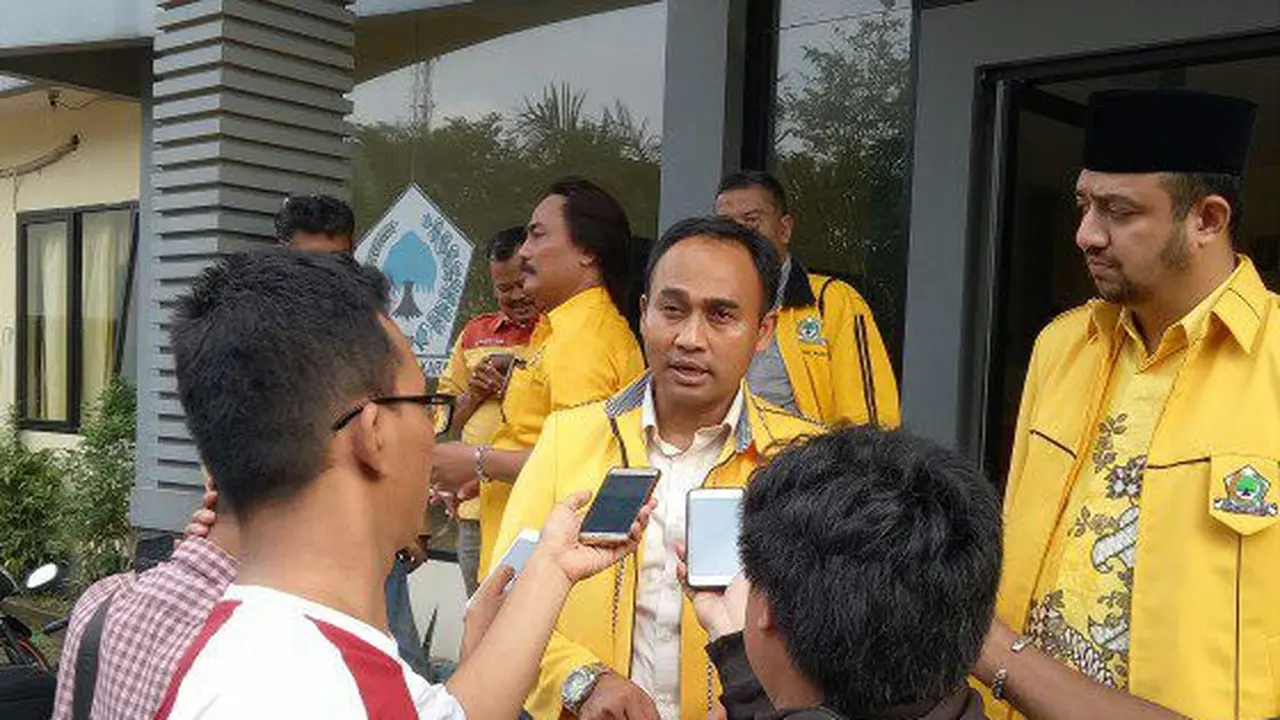Sekretaris DPC Partai Golkar Kota Depok, Dindin Syafrudi saat dimintai keterangan awak media. di Kantor DPC, Jalan Boulevard GDC, Kota Depok