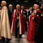 Pangeran Charles dari Inggris, Pangeran Wales dalam perannya sebagai Great Master of the Honourable Order of the Bath, menghadiri layanan Order of the Bath di Westminster Abbey, London pada 24 Mei 2022. (DANIEL LEAL / POOL / AFP)