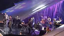 Kahitna menghibur penggemarnya saat konser bertajuk 'Kahitna 30 Years Anniversary Love Festival' di Jakarta, Sabtu (13/2/2016). Konser tersebut juga diramaikan dengan penampilan sejumlah musisi Tanah Air. (Liputan6.com/Immanuel Antonius)