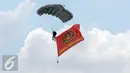 Aksi terjun payung prajurit saat HUT Kopassus ke-64 di Makopassus, Cijantung, Jakarta, Sabtu (16/4). HUT Kopassus dihadiri Menkopolhukam luhut Binsar Pandjaitan dan Panglima TNI Gatot N. (Liputan6.com/Helmi Afandi)