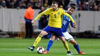 Gelandang AS Roma, Daniele De Rossi berusaha merebut bola dari pemain Swedia, Marcus Berg saat bertanding di kualifikasi Piala Dunia 2018 di Solna (10/11). Seperti Buffon De Rossi gagal mengantar Itali lolos ke Rusia. (AFP Photo/Jonathan Nackstrand)