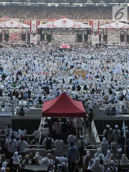 Massa kampanye akbar Pasangan capres-cawapres nomor urut 02 Prabowo Subianto - Sandiaga Uno memadati Stadion Utama Gelora Bung Karno (SUGBK), Senayan, Jakarta, Minggu (7/4/2019). Sebagian besar simpatisan kompak menggunakan pakaian putih-putih. (merdeka.com/Arie Basuki)