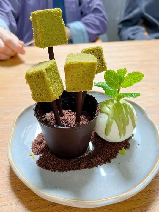 Keluarga Candra merayakan ulang tahun Sarah dengan kue berbentuk unik dan mencuri perhatian. [Instagram @sarahcandra]