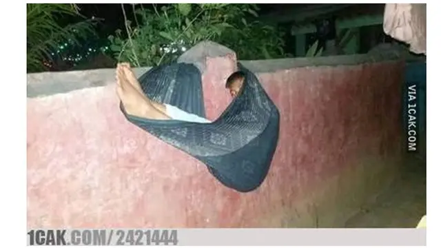 6 Kelakuan Nyeleneh Orang saat Pakai Sarung Ini Bikin Geleng Kepala