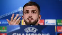 Miralem Pjanic. Juventus sebagai pemilik Miralem Pjanic sebelumnya ingin memulangkan kembali gelandang berusia 31 tahun tersebut. Karena anggaran yang terbatas, Juventus menawarkan pertukaran dengan Arthur. Barcelona menolak dan malah meminjamkannya ke Besiktas. (Foto: AFP/Marco Bertorello)