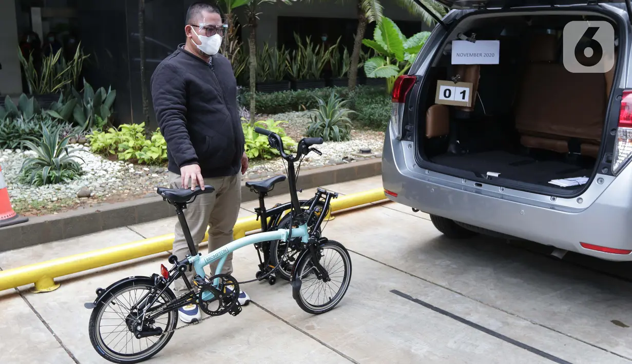 Perantara anggota Komisi II DPR Ihsan Yunus, Agustri Yogasmara sesaat sebelum rekonstruksi perkara dugaan korupsi pengadaan bantuan sosial penanganan COVID-19 di gedung KPK, Jakarta, Rabu (10/2/2021). Rekonstruksi dilakukan bersama tersangka Harry van Sidabuke. (Liputan6.com/Helmi Fithriansyah)