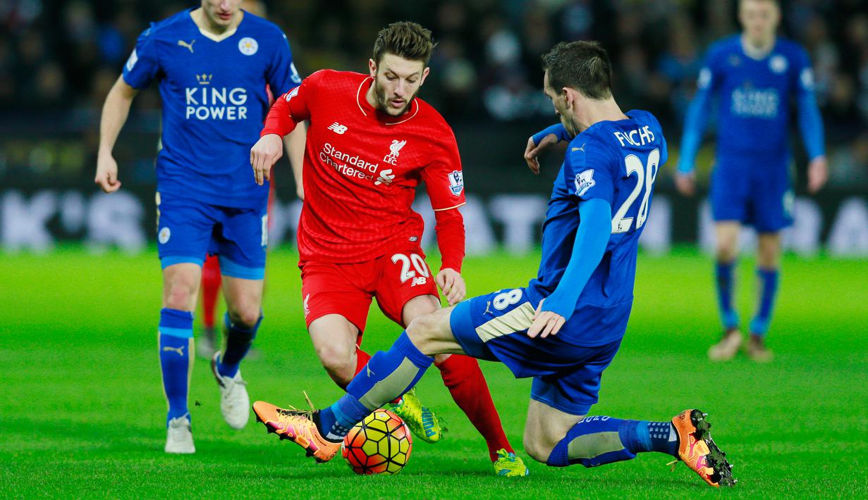 Gelandang Liverpool, Adam Lallana (tengah) berusaha melewati bek Leicester, Christian Fuchs pada lanjutan liga Inggris di King Power Stadium, Leicester, (3/2/2016). Leicester menang atas Liverpool dengan skor 2-0. (Reuters/Jason Cairnduff)