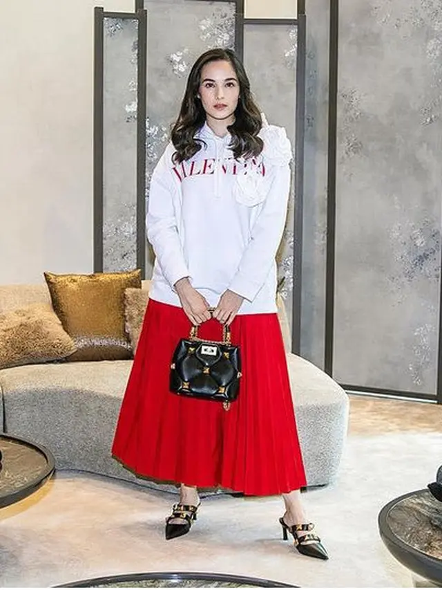 Inspirasi Outfit Natal Serba Merah