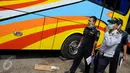 Petugas gabungan dari Kementerian Perhubungan memeriksa kondisi salah satu bus angkutan Lebaran 2016 di Tangerang Selatan, Rabu (29/6). Tidak hanya armada bus, nantinya pengemudi juga diperiksa dan harus memenuhi standar. (Liputan6.com/Helmi Afandi)