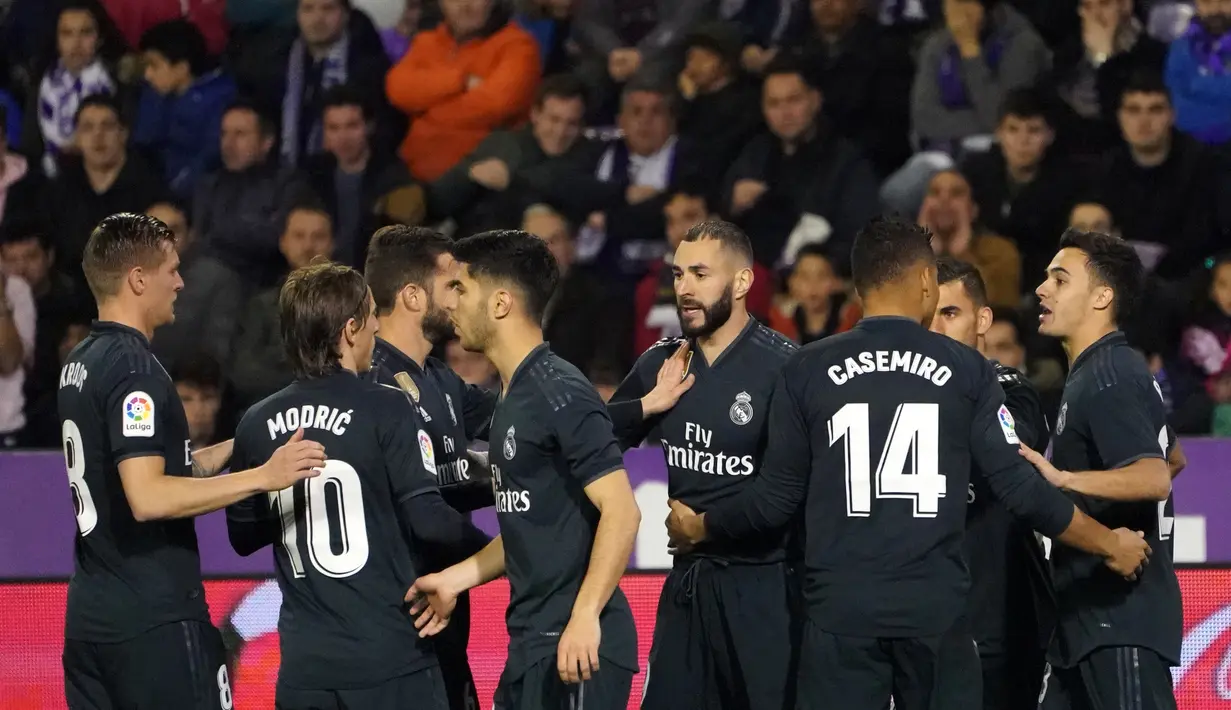 Selebrasi gol Karim Benzema pada laga lanjutan La Liga yang berlangsung di Stadion Nuevo Jose Zorrilla, Valladolid, Senin (11/3). Real Madrid menang 4-1 atas Valladolid. (AFP/Cesar Manso)