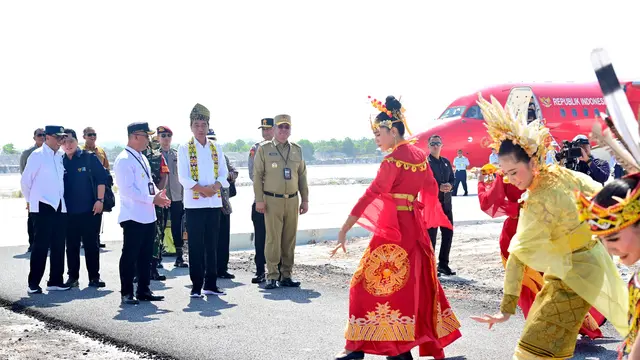 Momen Presiden Joko Widodo (Jokowi) disambut prosesi Adat Tepung Tawar saat tiba di Bandara Singkawang, Kalimantan Barat.