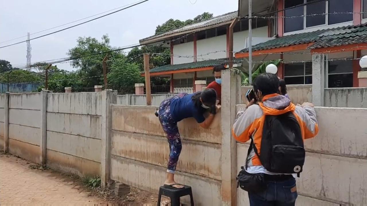 Terlibat sengketa, keluarga di Jalan Kavling Brebes, Ciledug, Kota Tangerang harus lompati tembok beton untuk ke rumah dan tempat usaha.