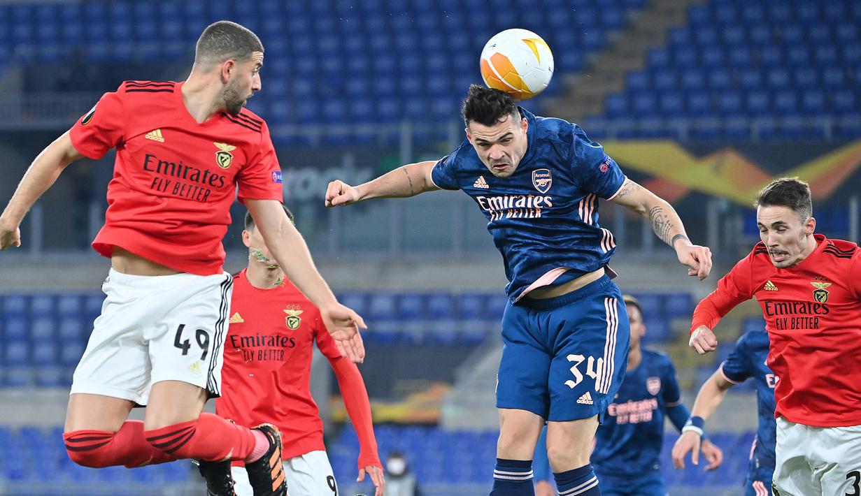 Arsenal menguasai jalannya permainan di awal babak pertama. Sederet peluang pun didapat The Gunners dari Cedric Soares (tengah). (Foto: AFP/Alberto Pizzoli)