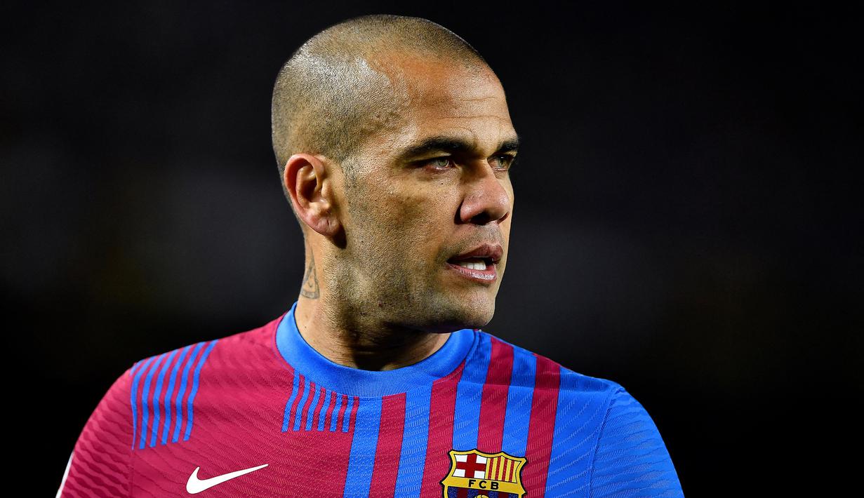 Dani Alves. Selama 8 musim di periode pertamanya bersama Barcelona, 2008/2009 hingga 2015/2016, Dani Alves mampu meraih semua gelar bergengsi. Kini di periode keduanya bersama Barcelona ia baru bermain 3 kali di Liga Spanyol, kalah bersaing dengan para pemain yang lebih muda. (AFP/Pau Barrena)