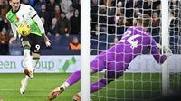 Momen striker Liverpool, Darwin Nunez gagal mencetak gol setelah mendapat peluang emas di pertandingan melawan Luton Town di Liga Inggris 2023/2024 hari Minggu (06/11/2023) dini hari WIB. (JUSTIN TALLIS / AFP)
