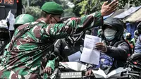 Pengendara menunjukkan STRP kepada petugas saat penyekatan mobilitas di Jalan Basuki Rahmat, Jakarta Timur, Kamis (15/7/2021). Polda Metro Jaya memperluas area penyekatan selama PPKM Darurat menjadi 100 titik mulai pukul 06.00-22.00 WIB guna mengurangi mobilitas. (merdeka.com/Iqbal S Nugroho)