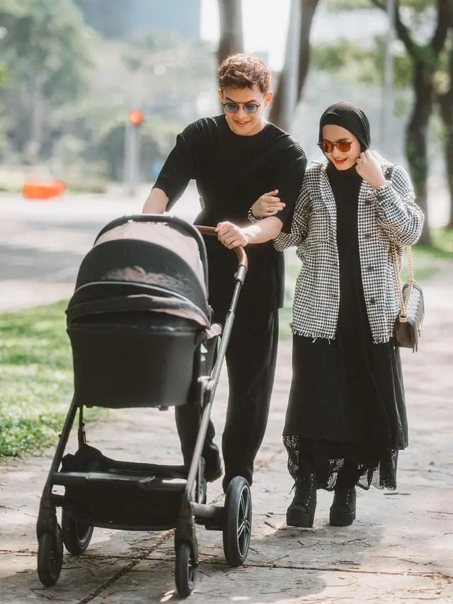 Inspirasi Outfit Fresh Minimalis Dinda Hauw dengan Serba Hitam