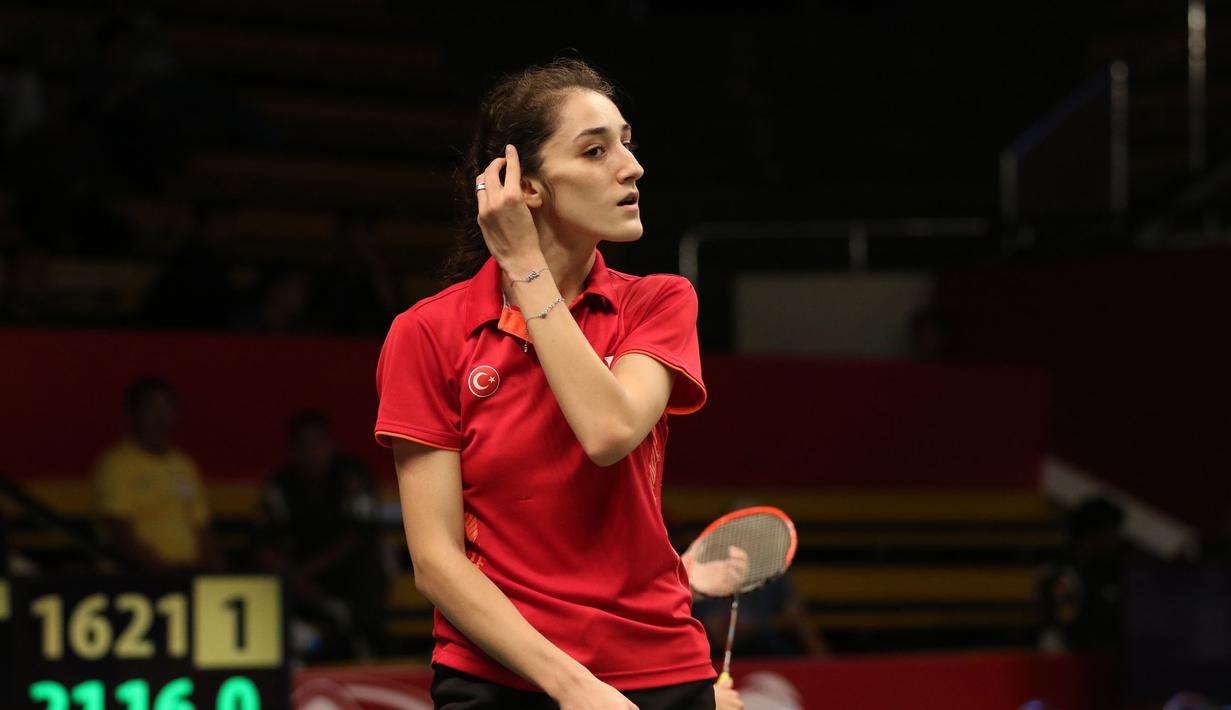 Pebulutangkis putri Turki, Neslihan Yigit, salah satu pemain yang banyak diincar kamera penonton dan fotografer. (Bola.com/Arief Bagus)