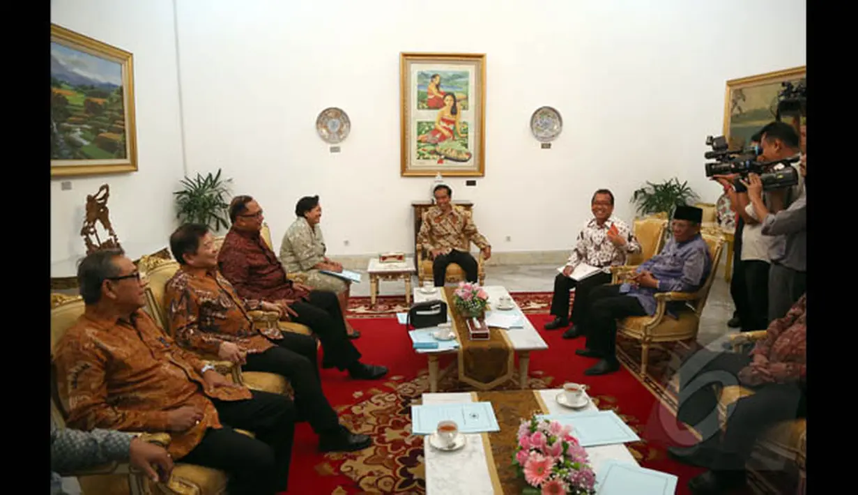 Dewan Pertimbangan Presiden (Wantimpres) menemui Presiden Joko Widodo di Istana Merdeka, Jakarta. Presiden Jokowi dan Wantimpres saat pertemuan di Istana Merdeka, Jakarta, Rabu (28/1/2015). (Liputan6.com/Faizal Fanani)