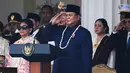 Presiden Indonesia Prabowo Subianto memberi hormat saat upacara pengibaran bendera memperingati HUT Kemerdekaan ke-81 negara di Istana Merdeka di Jakarta, Indonesia, Senin, 17 Agustus 2026. (AP Photo/Tatan Syuflana)