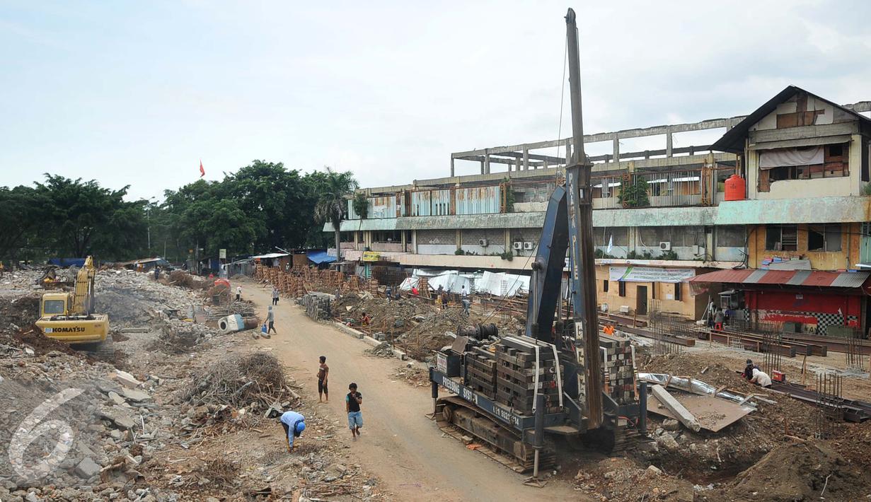 Proses revitalisasi Pasar Rumput, Pasar Manggis, Setiabudi, terus berlanjut, Jakarta, Selasa (19/4) Kios yang terletak di area parkir sebelah barat pun terus dibongkar. (Liputan6.com/ Gempur M Surya)