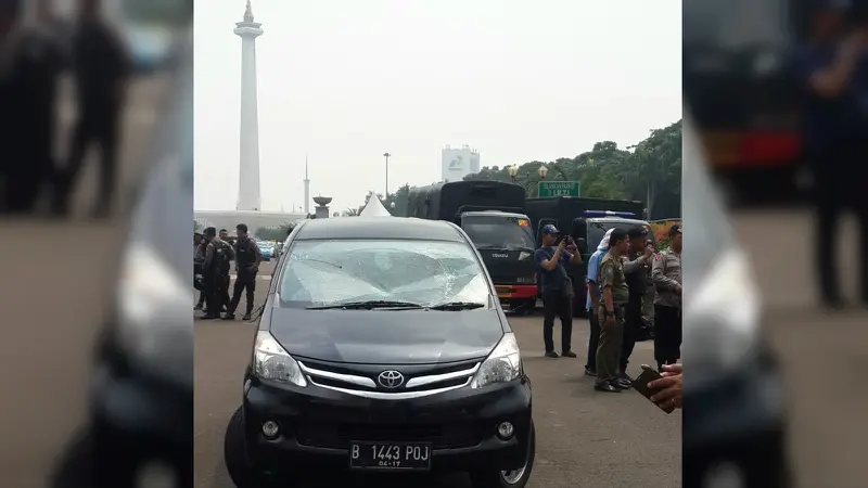 Mobil Pelat Hitam Dirusak Sopir Angkutan Saat Demo