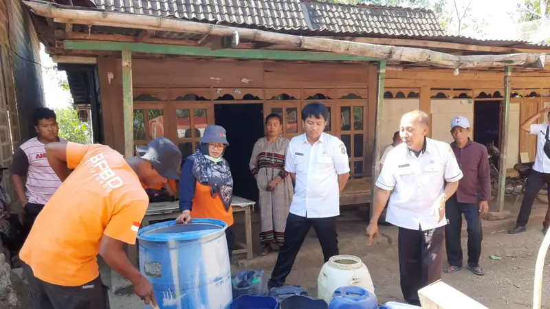 Petugas BPBD Situbondo lakukan droping air bersih ke Desa Jatisari Situbondo (Istimewa)