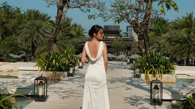 Sleeveless Dress Berbagai Warna Azizah Salsha saat Kondangan. [@azizahsalsha_]