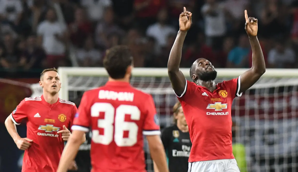 Romelu Lukaku menjelma menjadi mesin gol untuk Manchester United di musim perdananya. Pemain asal Belgia tersebut berhasil membukukan 11 gol dari 10 pertandingan pertamanya. Lukaku menjalani laga debutnya saat melawan Real Madrid di Piala Super Eropa 2017. Ia juga sukse mencatatkan gol perdananya. (AFP/Robert Atanasovski)
