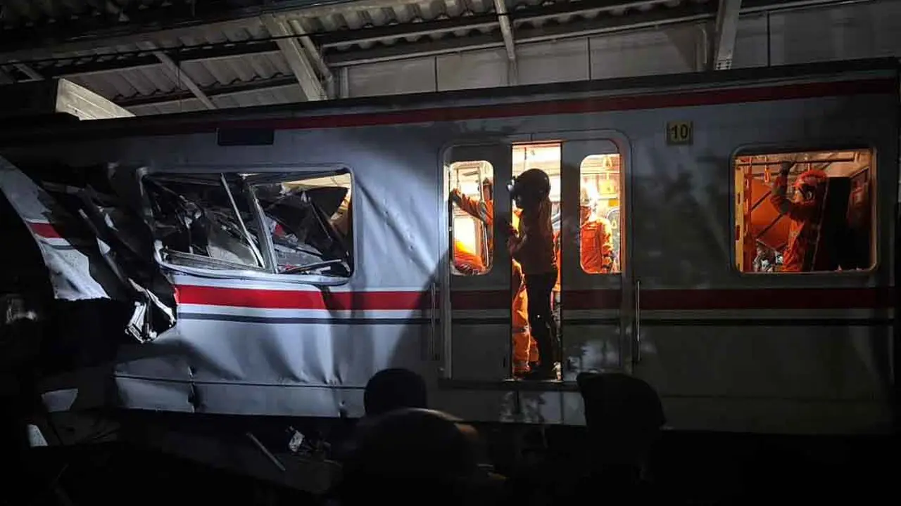 Korban Kecelakaan Kereta di Stasiun Bekasi Timur: 5 Meninggal Dunia, 3 Masih Terjepit, dan Puluhan Terluka