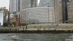 Lewis Pugh berenang di sepanjang tepi hilir Manhattan di New York, Rabu, 13 September 2023. (AP Photo/Seth Wenig)