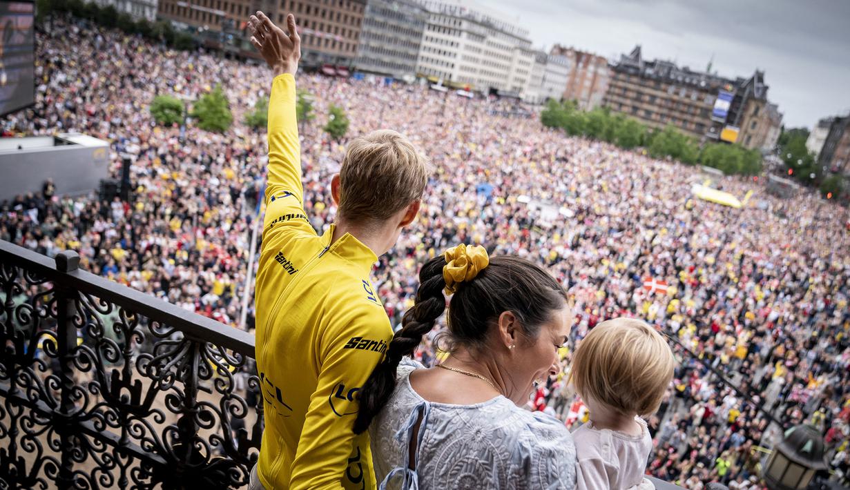Pembalap tim Jumbo-Visma, Jonas Vingegaard menyapa para penggemar dari atas Balai Kota Kopenhagen, Denmark pada 27 Juli 2022, beberapa hari setelah menjuarai balapan sepeda Tour de France 2022 di Paris. (AFP/Ritzau Scanpix/Mads Claus Rasmussen)