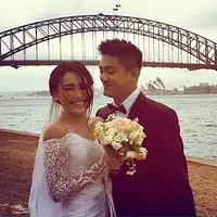 Saat ini Ayu tengah berada di Sydney, Australia, untuk melangsungkan film terbarunya bersama dengan Boy William. Namun, ada pemandangan baru di sana, yakni soal teman-teman baru Ayu yang merupakan orang bule. (Instagram/ayutingting92)