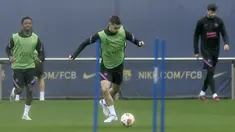 Pemain Barcelona Ansu Fati, Ferran Torres dan Gerard Pique menghadiri sesi latihan di tempat latihan Joan Gamper di Sant Joan Despi, Rabu (13/4/2022). Barcelona akan menjamu Eintracht Frankfurt pada leg kedua babak perempat final Liga Europa, Jumat 15 April 2022 dini hari WIB. (Josep LAGO/AFP)