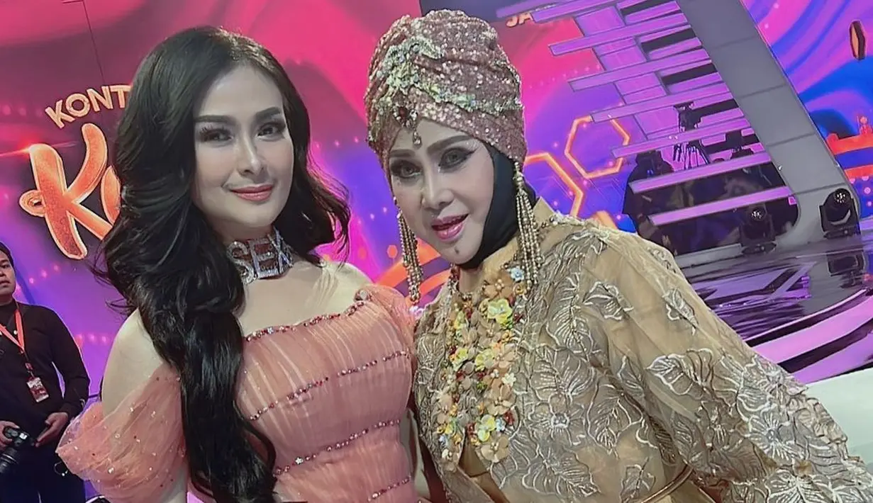 Melansir dari Wikipedia, Elvy menikah saat usia sangat muda, yaitu 14 tahun. Menikah dengan pria keturunan Arab, Zaidun Zeth. Sang suami meninggal pada tahun 2002 silam. Wanita yang merintis karir sejak tahun 1960-an itu namanya populer sekitar tahun 1970-an ketika menjadi penyanyi pendamping Rhoma Irama bersama Soneta. [Instagram/elvy_sukaesih]