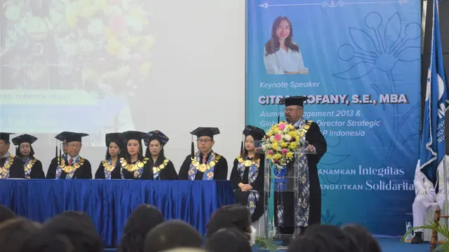 Rektor UMN Dr. Ninok Leksono, M.A. dalam Sidang Terbuka Senat Penerimaan Mahasiswa Baru dan Kuliah Perdana untuk menyambut Mahasiswa Baru UMN 2023 pada Jumat (25/8/2023)