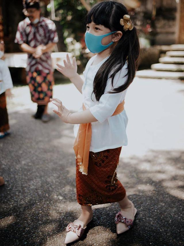 6 Potret Arsy Hermansyah Liburan di Bali, Gayanya Bikin Gemas