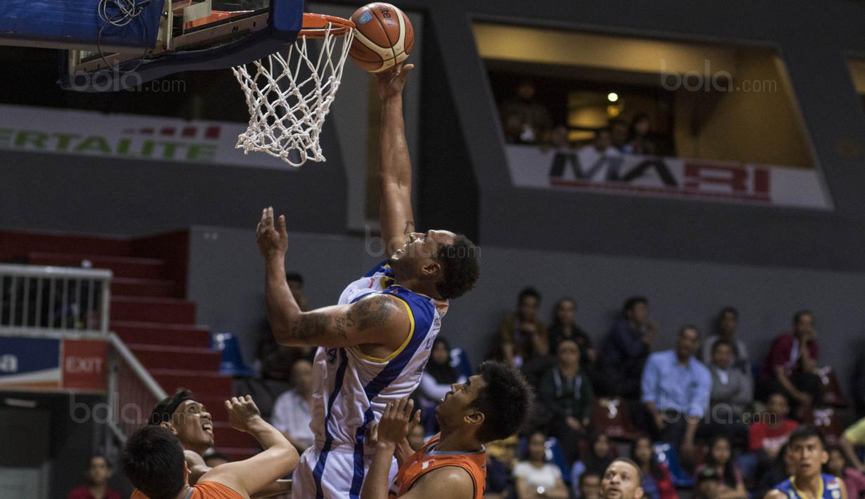 Pebasket Satria Muda, Dior Lowhorn, berusaha memasukan bola saat melawan NSH pada laga Perbasi Cup 2017 di Britama Arena, Jakarta, Rabu (8/11/2017). Satria Muda menang 83-67 atas NSH. (Bola.com/Vitalis Yogi Trisna)
