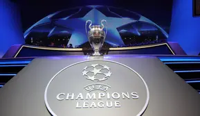 Ilustrasi Logo dan trofi Liga Champions. (AFP/Valery Hache)