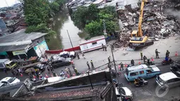 Kemacetan tersebut terjadi akibat penutupan sebagian jalan terkait adanya pembongkaran bangunan yang bersebelahan dengan bantaran Sungai Ciliwung, Jakarta Timur, Kamis (28/8/2014) (Liputan6.com/Faizal Fanani)