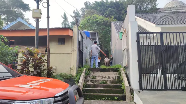 Polisi kembali melakukan olah TKP untuk mengungkap kasus pembunuhan siswi SMK Baranangsiang Bogor pada 2019 silam. Olah TKP digelar pada sebuah gang di Jalan Riau, Kamis (6/7/2023).