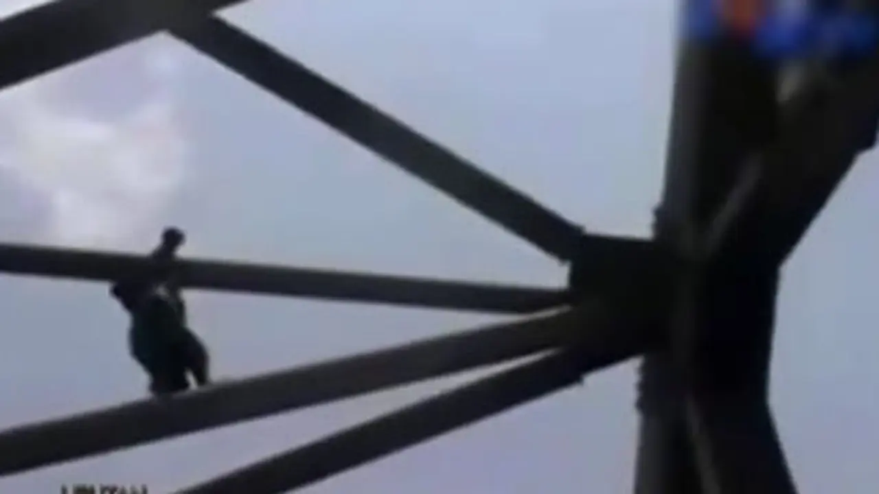 Aksi-Panjat-Jembatan