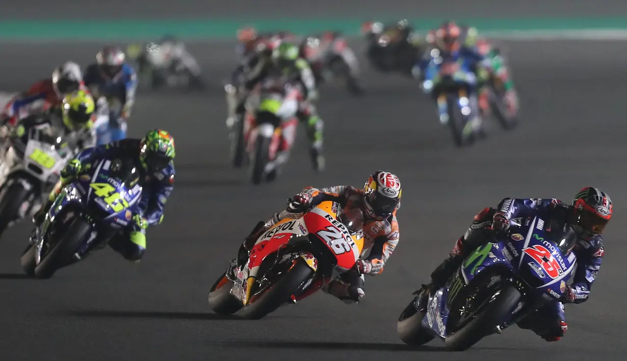 Pebalap Movistar Yamaha, Maverick Vinales, berada di posisi terdepan saat MotoGP Qatar. Dalam seri perdana tersebut, pria asal Spanyol itu berhasil meraih juara dengan catatan waktu 38 menit 59,999 detik. (AFP/Karim Jaafar)