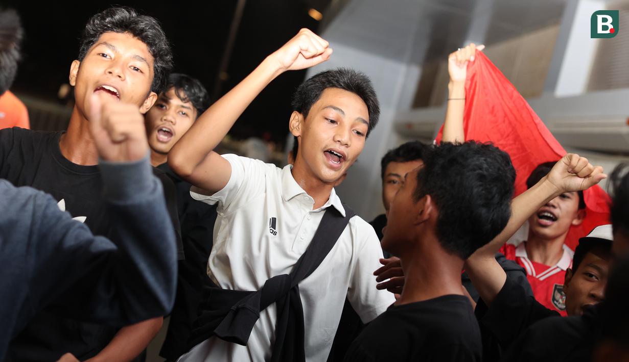 Kegembiraan para fans Garuda pada saat nonton bareng pertandingan Timnas Indonesia vs China di Kompleks Stadion Utama Gelora Bung Karno (SUGBK), Senayan, Jakarta, Selasa (15/10/2024) malam WIB. (Bola.com/Abdul Aziz)
