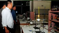 Laboratorium Fakultas Farmasi Universitas Indonesia di Depok meledak saat sejumlah mahasiswa tengah mengerjakan tugas kuliah, Senin (16/3/2015). Akibat ledakan tersebut diperkirakan 14 mahasiswa terluka. (Liputan6.com/Yoppy Renato)