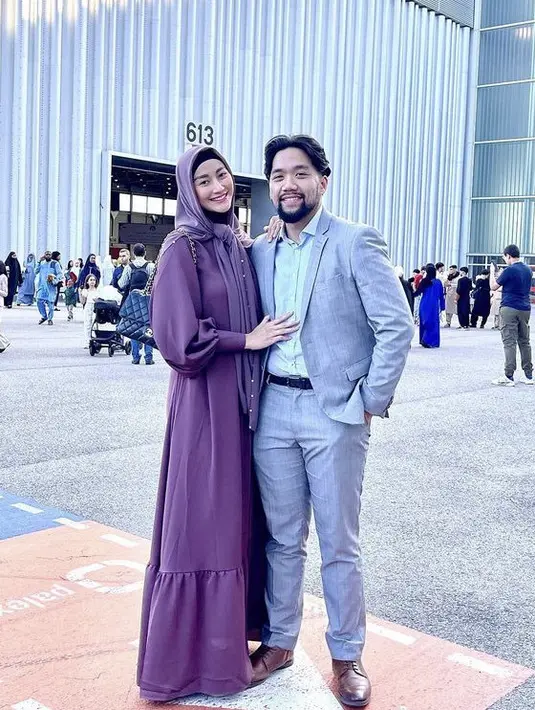 Saat Idul Adha, Ayu memilih mengenakan pakaian serba ungu dengan kerudung dan dress panjangnya.  [Instagram/@ayumaulida97]