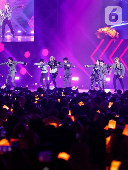 Personel NCT Dream beraksi dalam konser bertajuk The Dream Show 2 in Jakarta hari pertama di Indonesia Convention Exhibition atau ICE BSD, Tangerang, Sabtu (4/3/2023) malam. NCT Dream kembali menyapa penggemar Indonesia lewat konser The Dream Show 2: In A Dream. (Liputan6.com/Angga Yuniar)