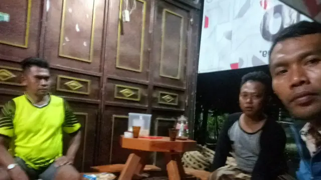 Warga Dusun Tritih, Danasri Lor, Nusawungu, Cilacap, ronda usai penangkapan terduga teroris di Desa ini pada Minggu (17/11/2019) . (Liputan6.com/Saimun untuk Muhamad Ridlo)