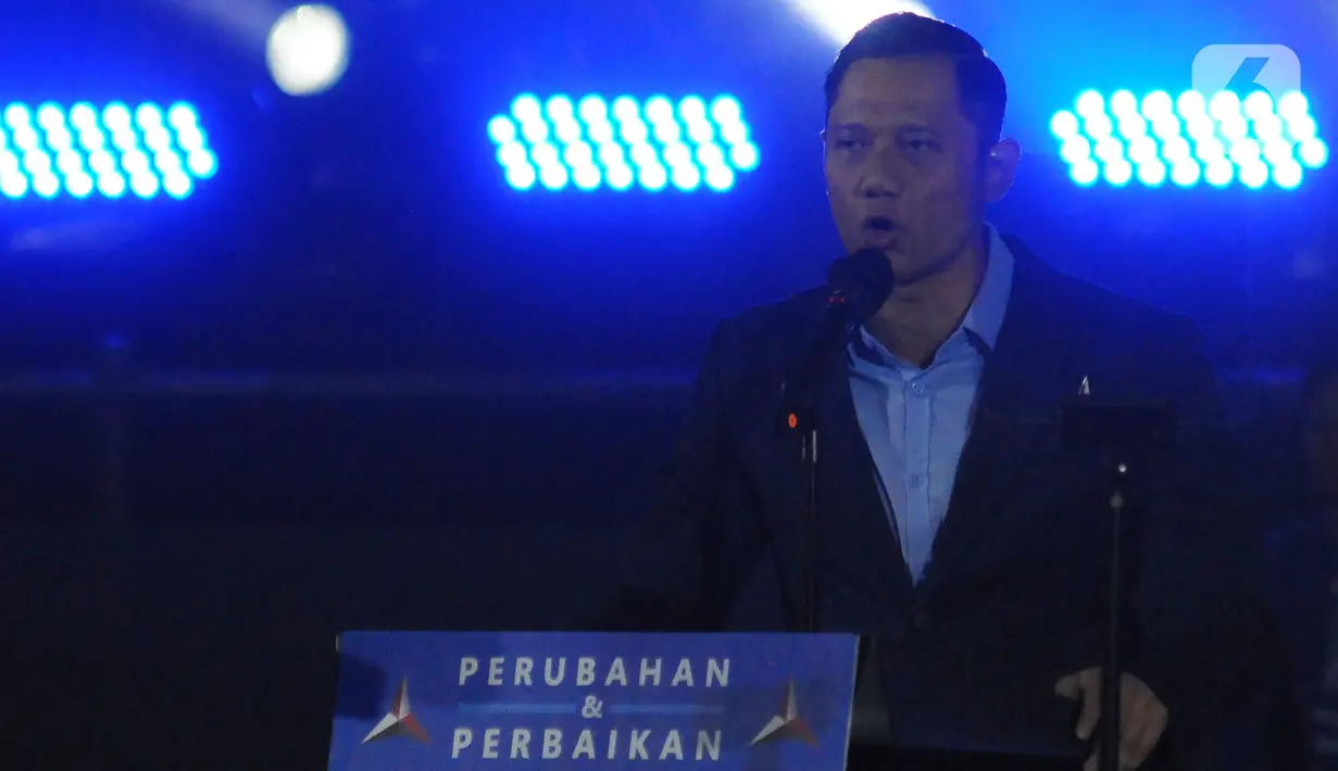 Ketua Umum Partai Demokrat Agus Harimurti Yudhoyono (AHY) menyampaikan pidato politiknya di Tennis Indoor Senayan, Jakarta, Selasa (14/3/2023). Pidato politik AHY dihadiri pengurus teras Partai Demokrat, baik pusat maupun daerah, organisasi sayap, anggota Fraksi Demokrat seluruh Indonesia, dan ribuan kader lainnya. (merdeka.com/Imam Buhori)