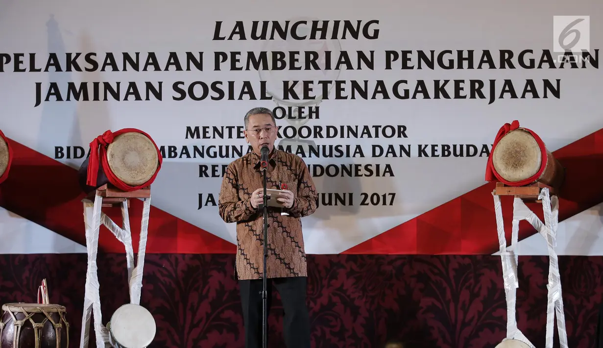 Sekretaris Menteri Koordinator (Sesmenko) PMK, Satya Sananugraha, memberikan sambutan dalam acara Launching Pelaksanaan Pemberian Penghargaan Jaminan Sosial Ketenagakerjaan di gedung Kemenko PMK, Jakarta, Selasa (20/6). (Liputan6.com/Faizal Fanani)